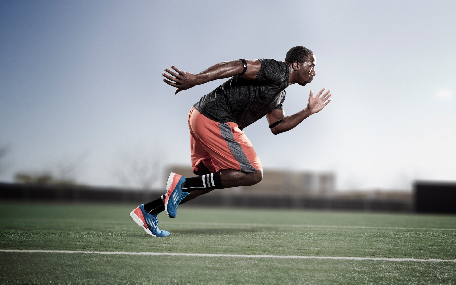 防守区域重叠协同力度大，队形控制突出，区域联防防守